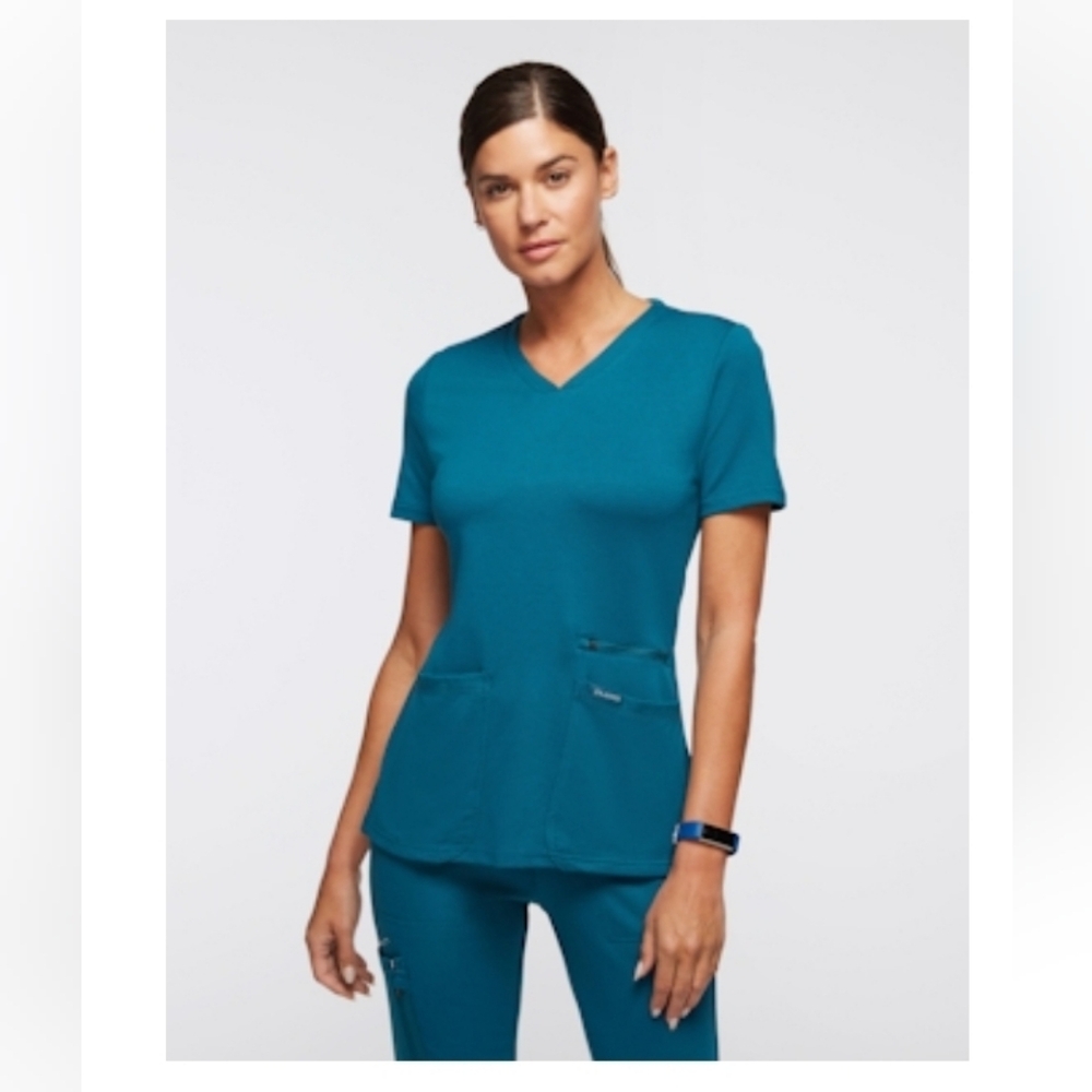 4-pocket v-neck scrub top